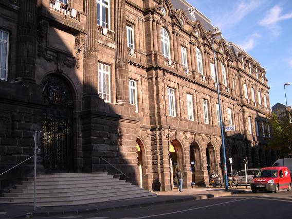  façade d'immeuble inondée de soleil